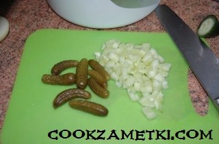 francuzskij-salat-olive-s-ryabchikami-yazykom-i-rakami-30195