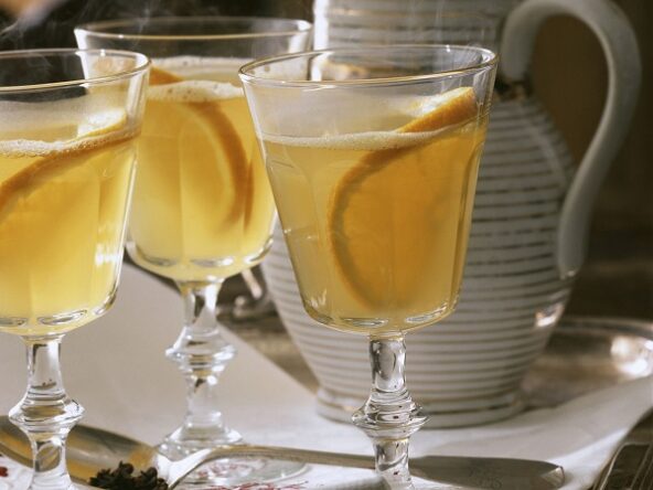 Глинтвейн с апельсином,лимоном,белым вином и корицей